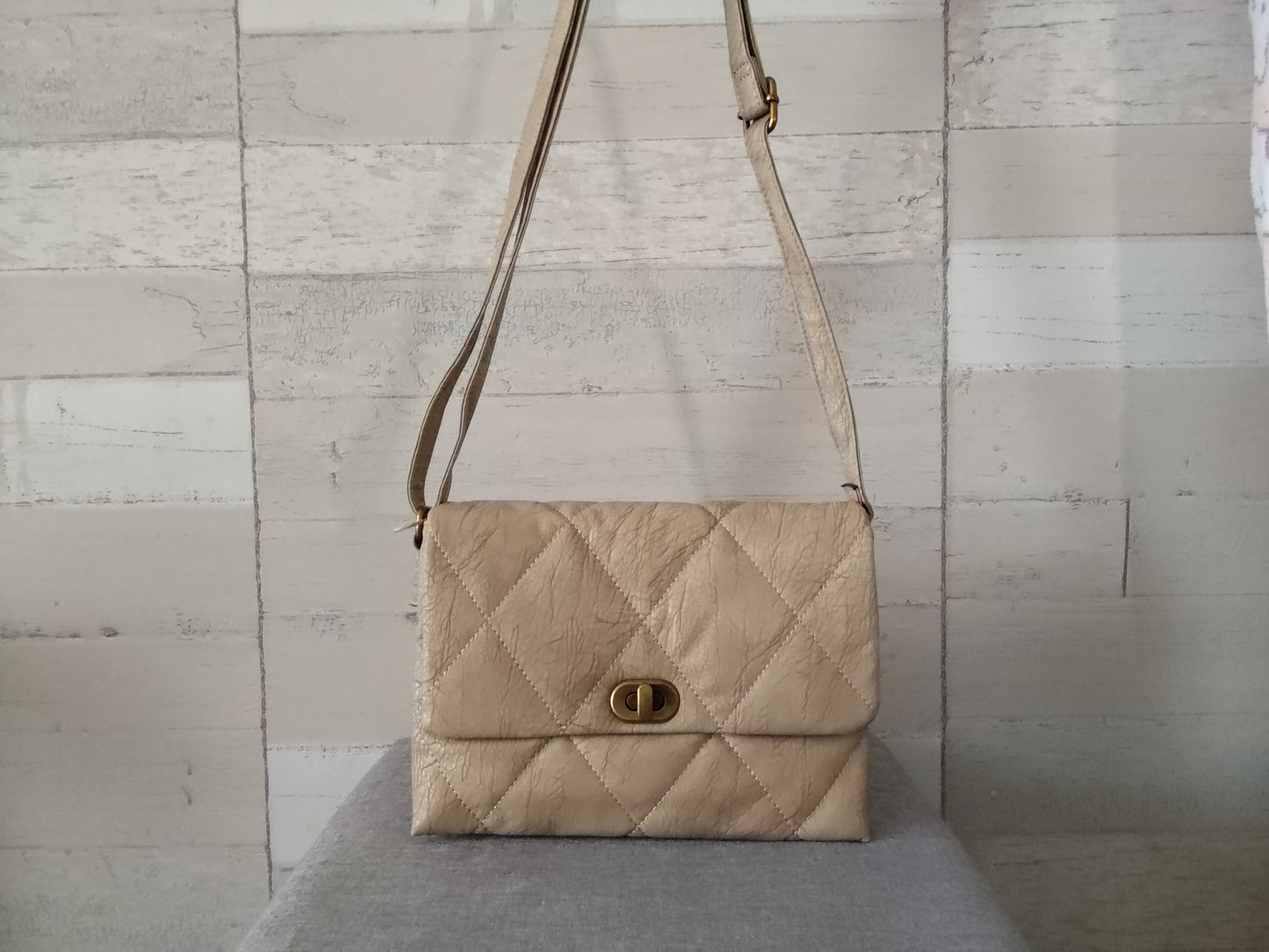 Sac à main bandoulière beige en simili-cuir