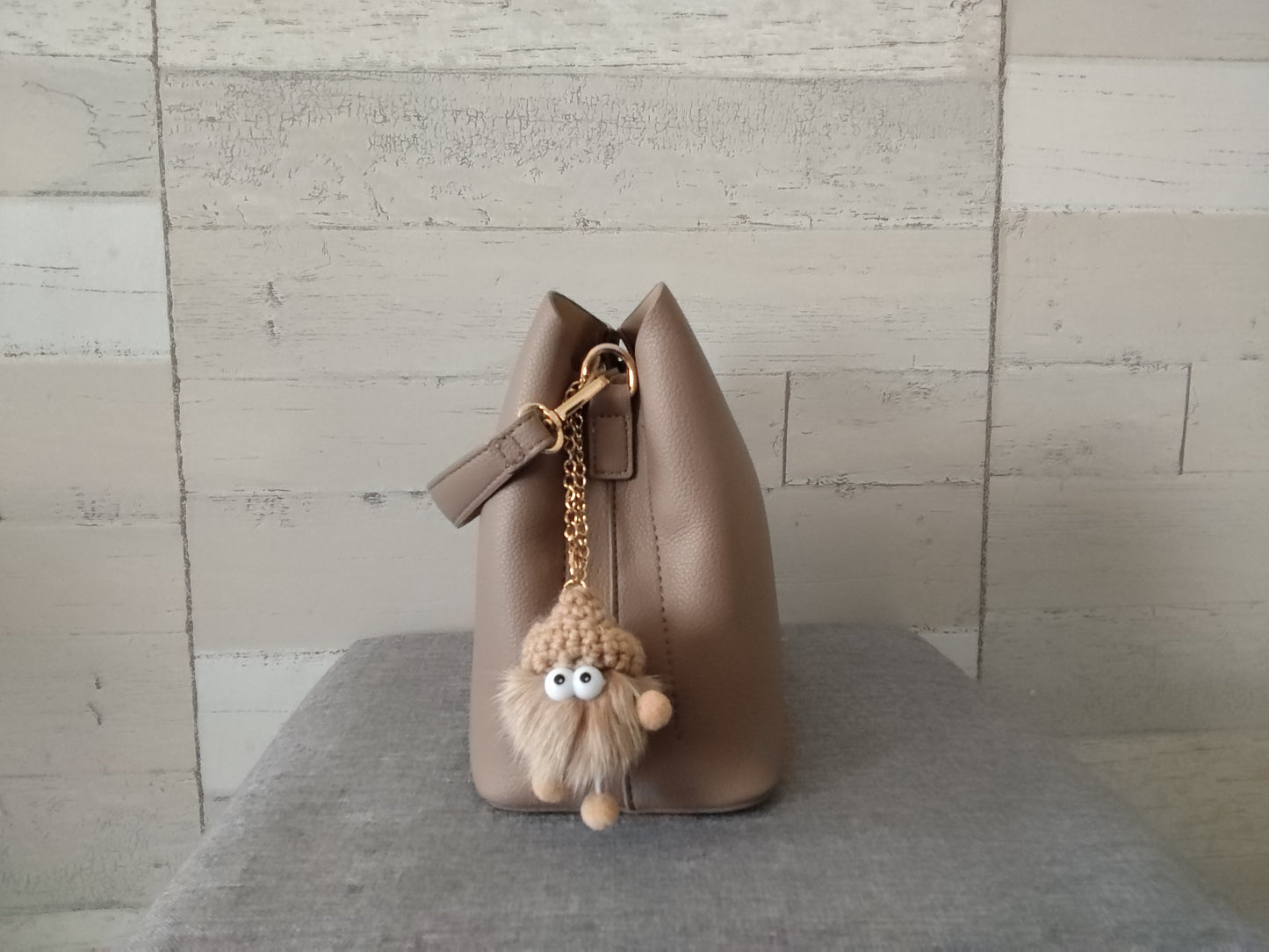 Sac à main taupe en simili-cuir