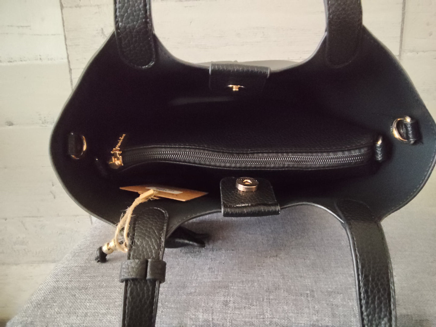 Sac à main noir en simili-cuir