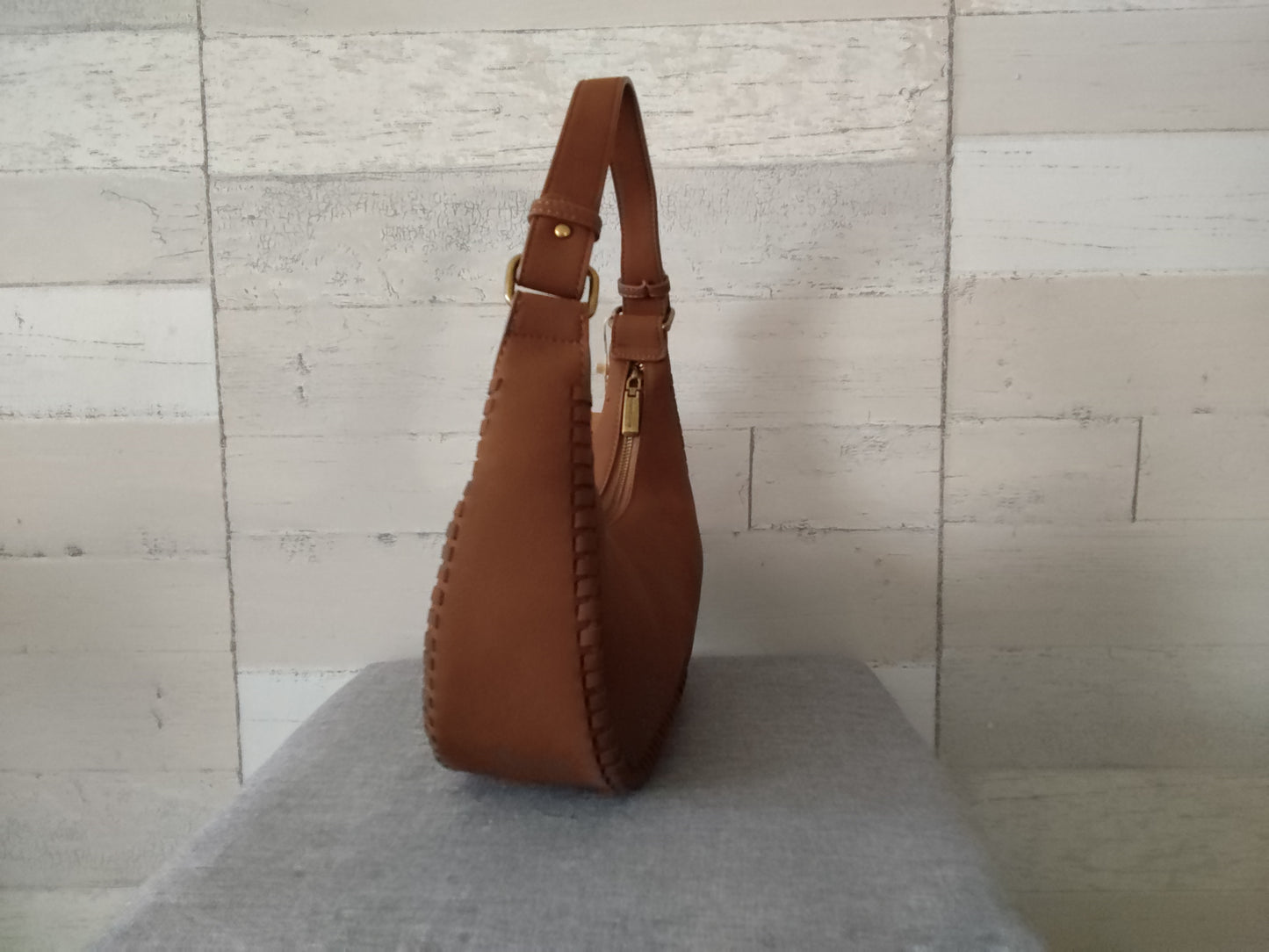 Sac demi-lune camel en simili-daim