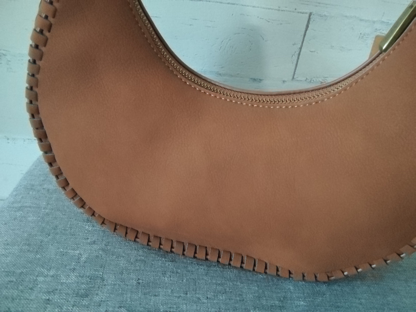 Sac demi-lune camel en simili-daim