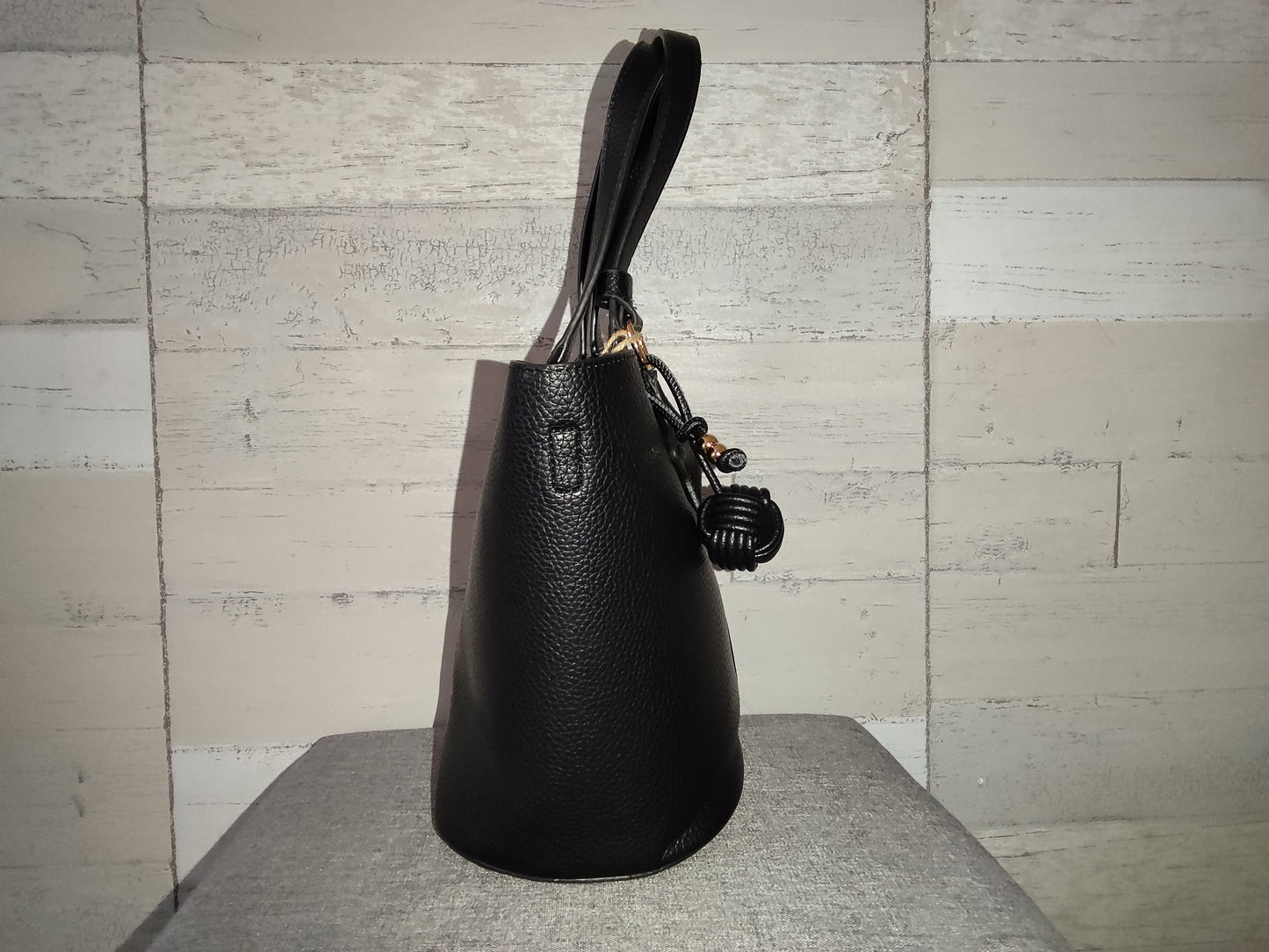 Sac à main noir en simili-cuir