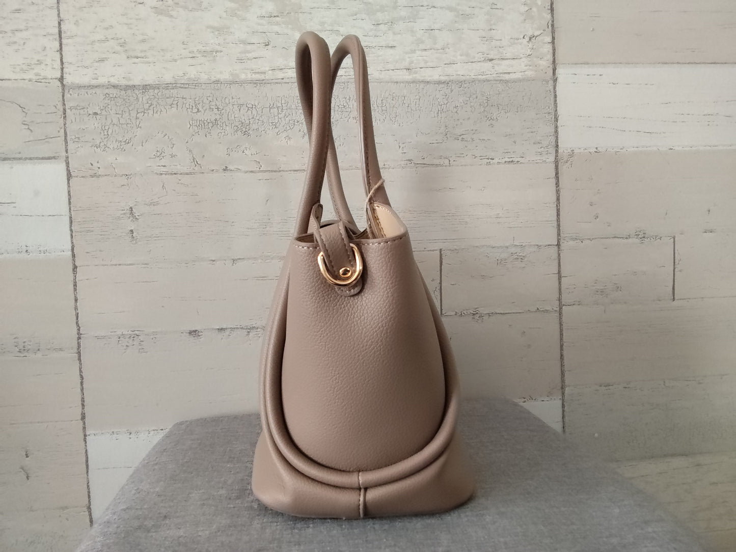 Sac à main taupe en simili-cuir