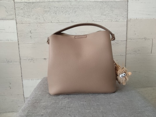 Sac à main taupe en simili-cuir