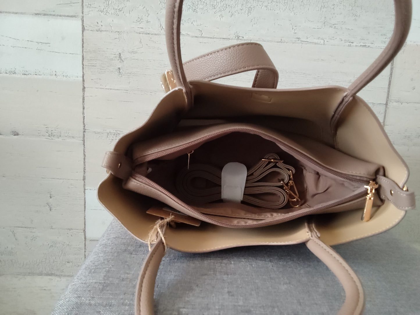 Sac à main taupe en simili-cuir