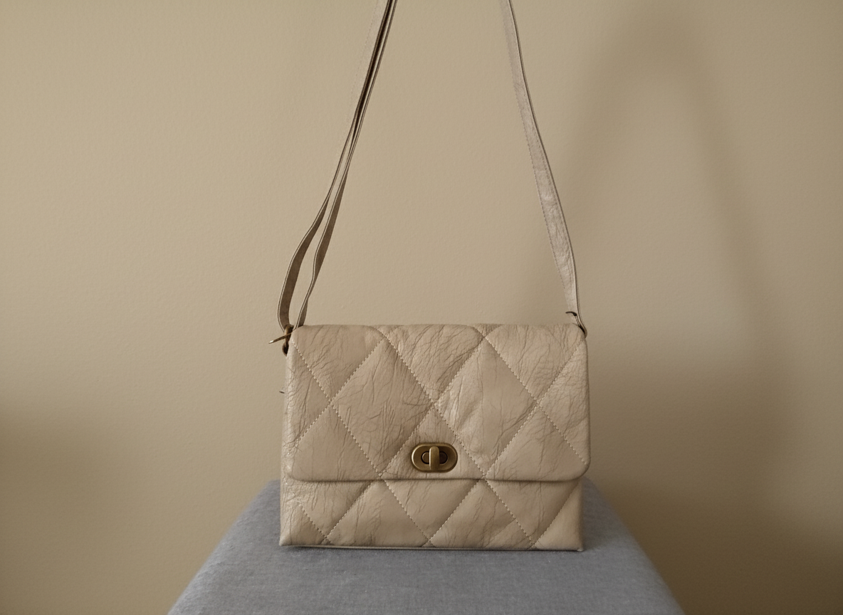 Sac à main bandoulière beige en simili-cuir