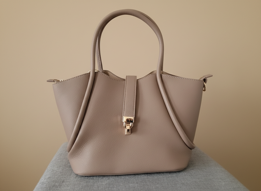 Sac à main taupe en simili-cuir