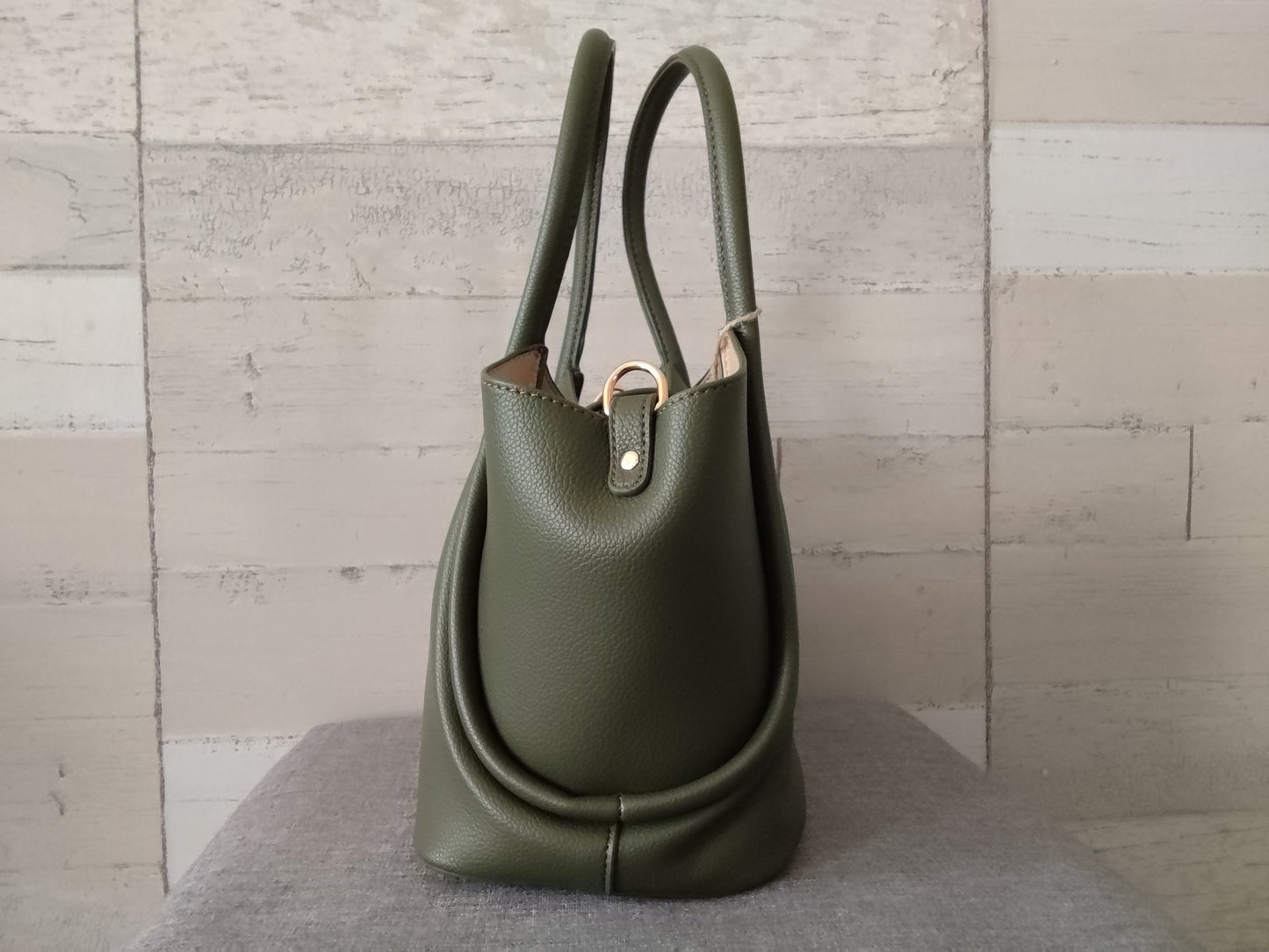 Sac à main kaki en simili-cuir